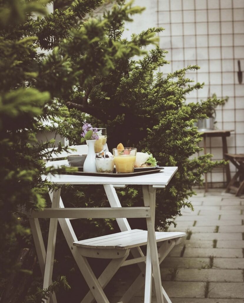Frukostbricka uppdukad på hotell Villa Borgens innergård. 